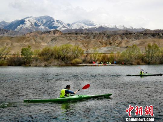 40多名皮划艇选手青海千姿湖展开角逐（图）