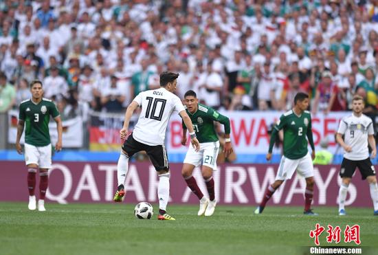 北京时间6月17日晚，世界杯小组赛F组迎来焦点之战，卫冕冠军德国队迎战墨西哥。上半场，墨西哥队防守反击相当出色，凭借洛萨诺禁区里的低射入网1-0取得领先。下半场，德国队虽多次形成围攻之势，但始终未能攻破墨西哥队的大门，本届世界杯首战爆冷，以0-1负于墨西哥。 <a target=&apos;_blank&apos; href=&apos;http://www.chinanews.com/&apos;><p align=